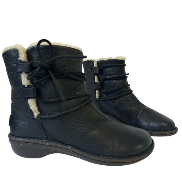 UGG Caspia Ankle Boots Black Leather size US 8 Sheepskin lined - Picture 1 of 14